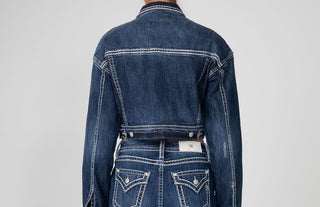 Dunkelblaue Boyfriend-Crop-Jacke aus bestickter Jeans mit weißen Ziernähten, Rückenansicht.