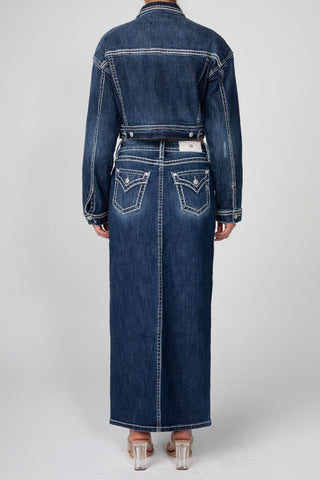 Dunkelblaues Jeans-Outfit mit bestickter Jeansjacke im Cropped-Stil und langem Jeansrock.