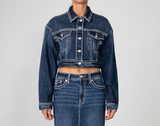 Dunkelblaue, bestickte Jeans-Cropjacke mit Knopfleiste, kontrastierenden Nähten und zwei Brusttaschen.
