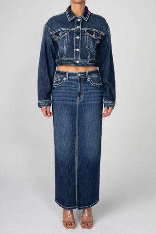 Dunkelblaue Jeansjacke mit kontrastierenden Ziernähten und passender langer Jeans im Denim-Look.