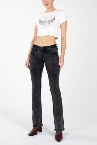 Weißes Cropped-Shirt mit grauem Schriftprint zu schwarzer Jeans und dunkelroten Stiefeletten.