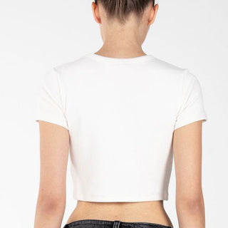 Weißes Cropped-Shirt mit kurzem Schnitt und kurzen Ärmeln, hinten glatt und schlicht.