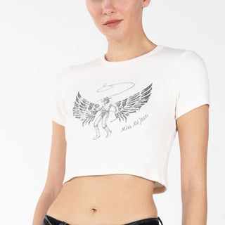 Weißes Cropped-Shirt mit kurzen Ärmeln und grauem Flügelmotiv auf der Brust.