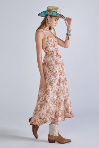 Langes, ärmelloses Blumenkleid mit lockerem Schnitt und Strohhut in Western-Optik.