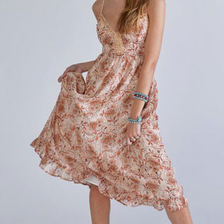 Ärmelloses, luftig fallendes Kleid mit floralem Muster in Rosé und Creme sowie Rüschenvolant am Saum.