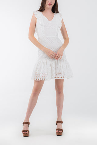 Weißes ärmelloses Kleid mit V-Ausschnitt, Häkelspitze am Saum und schmalem Gürtel.