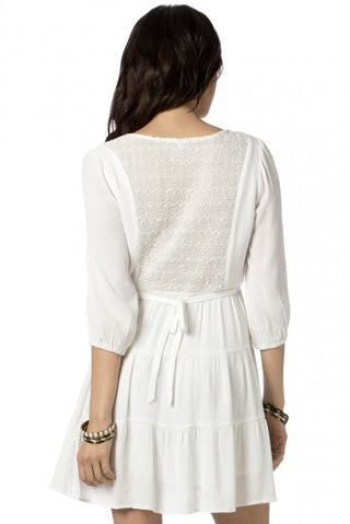 Weißes, leichtes Shirtkleid mit dreiviertellangen Ärmeln, geraffter Taille und Volantrock.