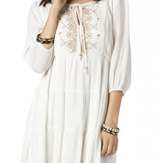 Off-White-Kleid im Kimono-Stil mit besticktem Oberteil, Bindeband und Dreiviertelärmeln.