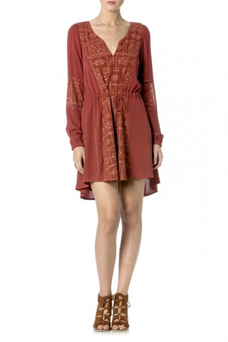 Rostrotes, besticktes Kleid im Kimono-Stil mit V-Ausschnitt, langen Ärmeln und Bindegürtel.