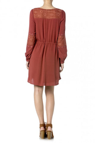 Rostrotes Kleid im Kimono-Stil mit gesticktem Brust- und Ärmelbereich sowie Taillengürtel.