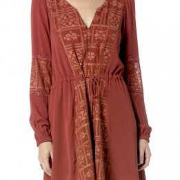 Rostrotes Kimono-Kleid mit aufwendigen Stickereien, V-Ausschnitt, langen Ärmeln und Bindegürtel.