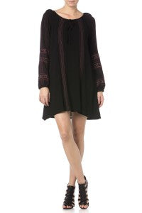 Schwarzes, locker geschnittenes Kleid mit Rundhalsausschnitt und transparenten Spitzenärmeln.