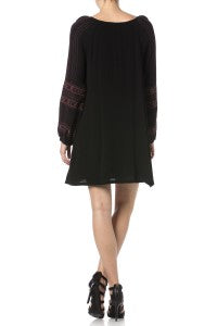 Schwarzes, locker geschnittenes Kleid mit U-Boot-Ausschnitt und bestickten Mesh-Ärmeln.