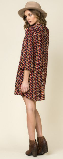 Bunt gemustertes Jeanskleid im Kimono-Stil mit Dreiviertelärmeln und lockerem Schnitt.