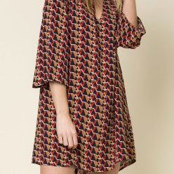 Bunt gemustertes, locker geschnittenes Kimono-Kleid mit V-Ausschnitt und kurzen Ärmeln.