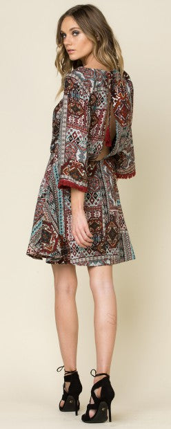 Bunt gemustertes Kleid im Kimono-Stil mit weiten Ärmeln und ausgestelltem Rock.