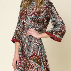 Bunt gemustertes Kleid im Kimono-Stil mit Dreiviertelärmeln und schmalem roten Besatz.