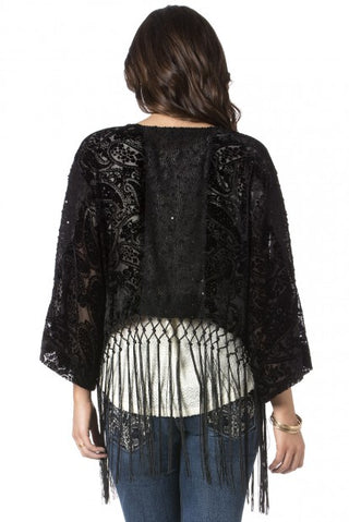 Schwarzer Spitzen-Kimono mit langen Samtfransen über Jeans, Rückenansicht.