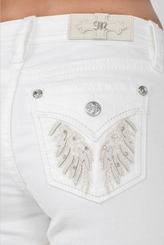 Weiße Jeansshorts mit Gesäßtasche und funkelnder Bestickung im Fransenstil.