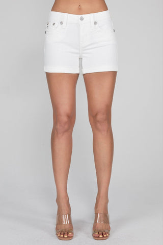 Weiße Mid-Rise-Jeansshorts mit klassischem Bund, Knopfverschluss und schmaler Passform.