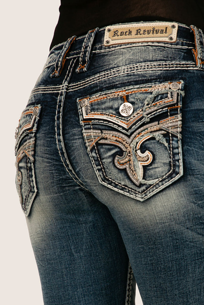 Dunkelblaue Damenjeans mit geradem Schnitt und dekorativen Gesäßtaschen mit Ziernähten.
