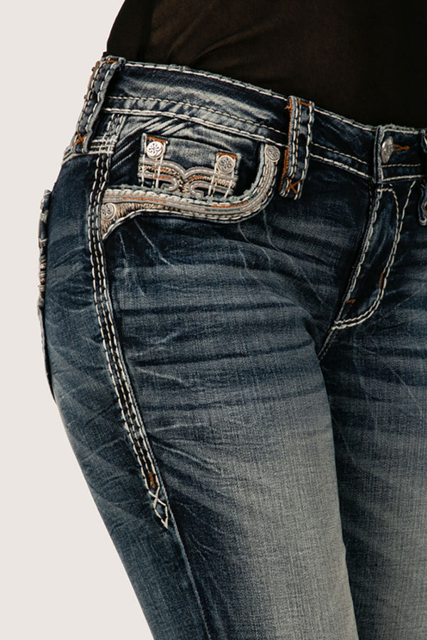 Dunkelblaue Straight-Fit Jeans mit Kontrastnähten und dekorativer Taschenstickerei.