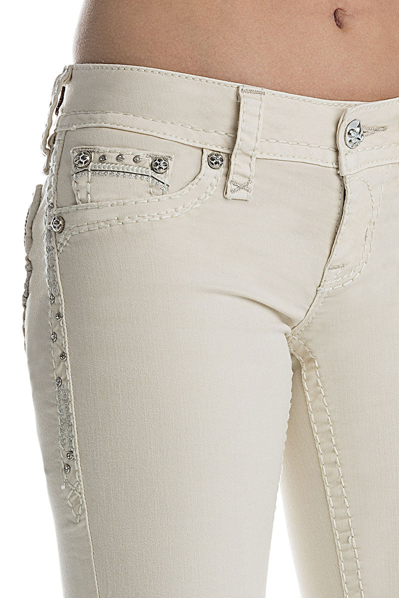 Weiße Skinny-Jeans mit dekorativen Nieten an Taschen und Seitennaht.