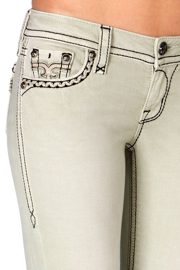 Helle Skinny-Jeans in Ivory White mit kontrastierenden schwarzen Nähten und dekorativem Zierstich am Münztaschenrand.