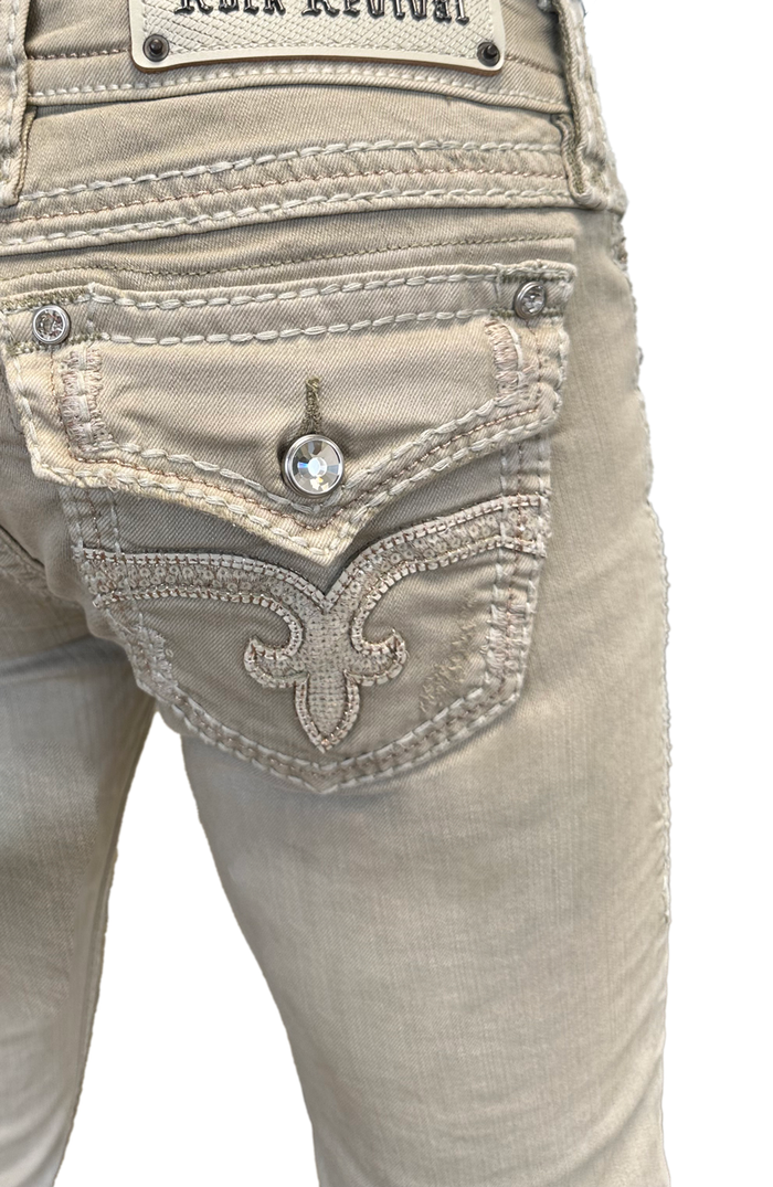 Beige gerade geschnittene Damenjeans mit verziertem Rücktaschen-Design und Metallknopf.